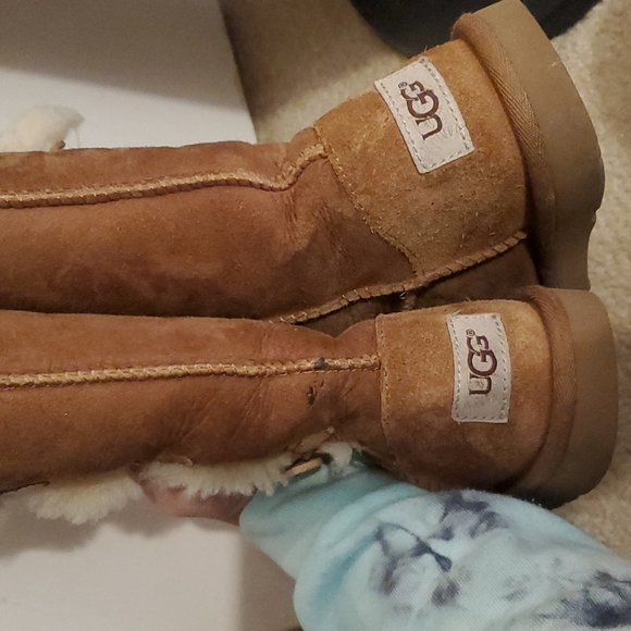 Girls Ugg Chestnut boots - Picture 2 of 4